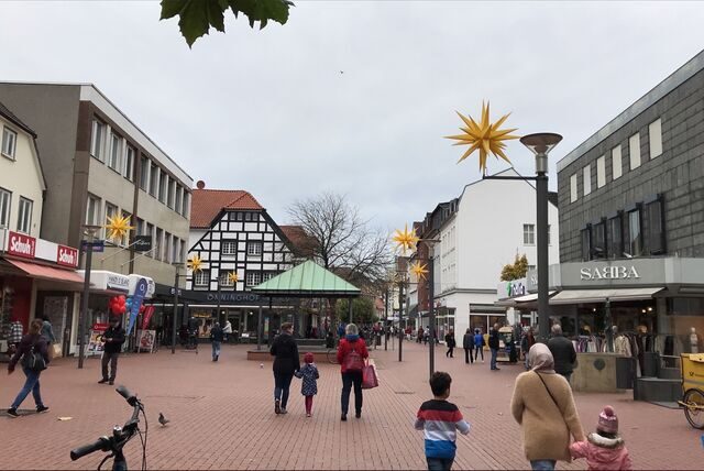 In der Lüner Innenstadt sind bereits viele Herrnhuter Sterne angebracht.