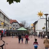 In der Lüner Innenstadt sind bereits viele Herrnhuter Sterne angebracht.