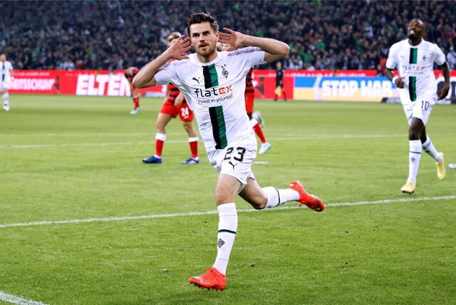 Jonas Hofmann läuft jubelnd über den Platz.