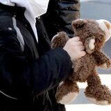 Kind mit Teddy