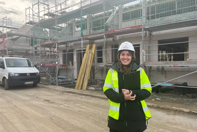 Projektleiterin Rebecca Reiter vor einen Rohbau im Neubaugebiet Heidegärten.