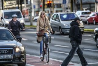 Radfahrer und Fußgänger auf dem Wall.