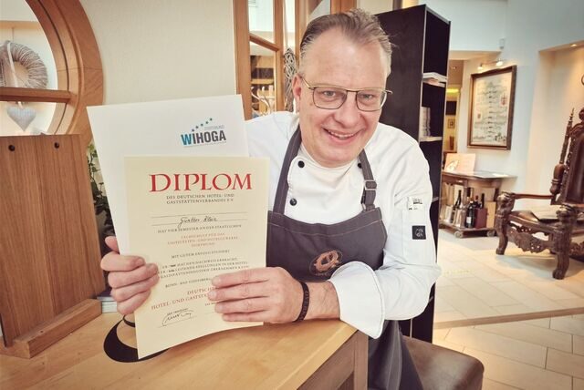 Ein fast 30 Jahre altes Diplom bescheinigt Günther Overkamp (damals hieß er noch Klein), dass er „vier Semester mit Erfolg“ an der Hotelfachschule Wihoga studiert hat, um „leitende Stellungen in der Hotel- und Gaststättenbranche zu übernehmen.“ Was er dann ja auch tat.