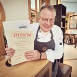 Ein fast 30 Jahre altes Diplom bescheinigt Günther Overkamp (damals hieß er noch Klein), dass er „vier Semester mit Erfolg“ an der Hotelfachschule Wihoga studiert hat, um „leitende Stellungen in der Hotel- und Gaststättenbranche zu übernehmen.“ Was er dann ja auch tat.