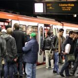 Menschen stehen an einer U-Bahn-Haltestelle im Hauptbahnhof