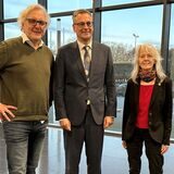 Die Grünen-Fraktionsspitzen Ulrich Langhorst (l.) und Ingrid Reuter freuen sich über die Wahl ihres Kandidaten Stefan Szuggat.