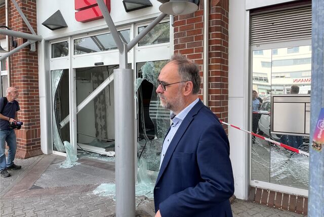 Stefan Fokken, Sprecher der Sparkasse Vest, am Morgen nach der Sprengung eines Geldautomaten in Castrop-Rauxel im Mai 2022.