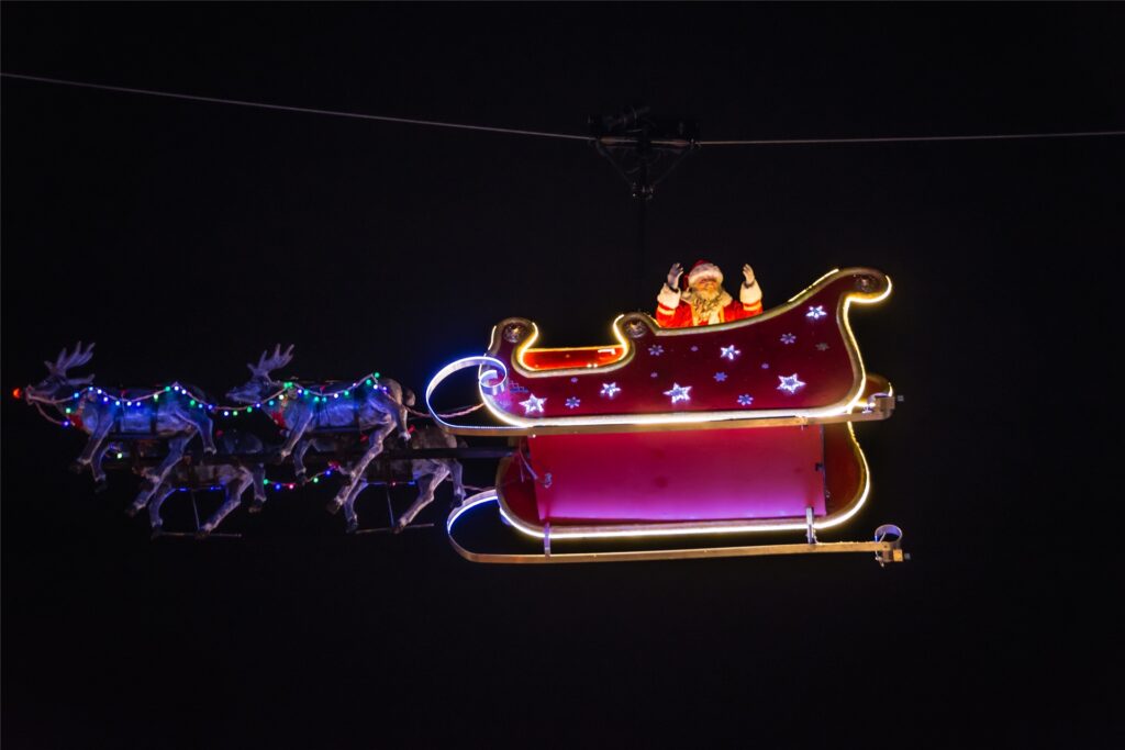 Der fliegende Weihnachtsmann schwebt in seinem Schlitten über den Cranger Weihnachtszauber. Der fliegende Weihnachtsmann schwebt in seinem Schlitten über den Cranger Weihnachtszauber.