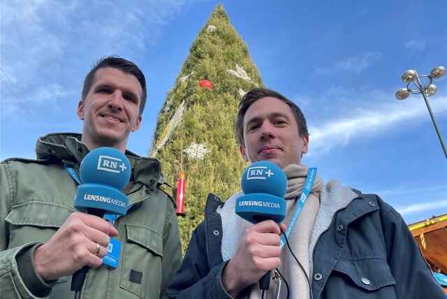 Der Dortmunder Riesen-Weihnachtsbaum ist fertig – am Freitag (11.11.) bekommt er bei seinem Richtfest den Engel aufgesetzt. Die RN-Reporter Kevin Kindel (l.) und Bastian Pietsch berichten live vom Hansaplatz.
