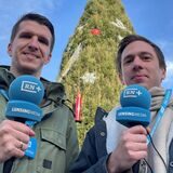 Der Dortmunder Riesen-Weihnachtsbaum ist fertig – am Freitag (11.11.) bekommt er bei seinem Richtfest den Engel aufgesetzt. Die RN-Reporter Kevin Kindel (l.) und Bastian Pietsch berichten live vom Hansaplatz.