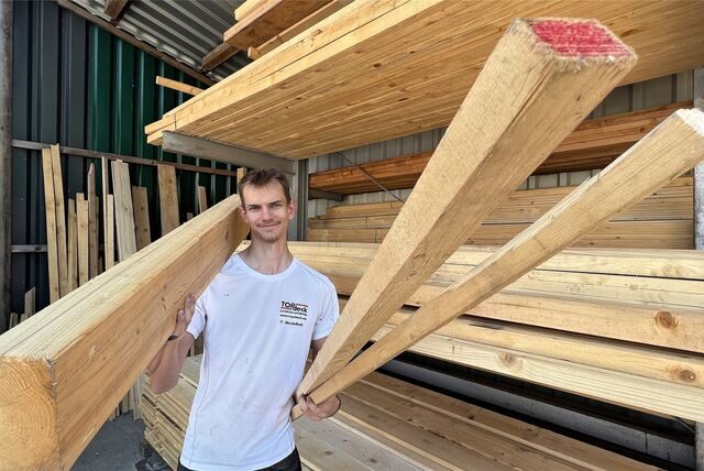 Fröndenberg hat eine gute Struktur inhabergeführter Handwerksbetriebe – hier Geselle Philip Meckelholt von der Firma TOPdeck. Ein Abwerben von Fachkräften kommt für die Stadtverwaltung nicht in Frage.