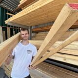 Fröndenberg hat eine gute Struktur inhabergeführter Handwerksbetriebe –  hier Geselle Philip Meckelholt von der Firma TOPdeck. Ein Abwerben von Fachkräften kommt für die Stadtverwaltung nicht in Frage.