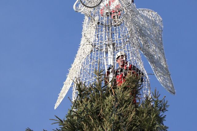 Der Dortmunder Weihnachtsbaum hat am Freitag (11.11.) seinen Engel aufgesetzt bekommen.