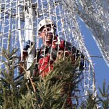 Der Dortmunder Weihnachtsbaum hat am Freitag (11.11.) seinen Engel aufgesetzt bekommen.