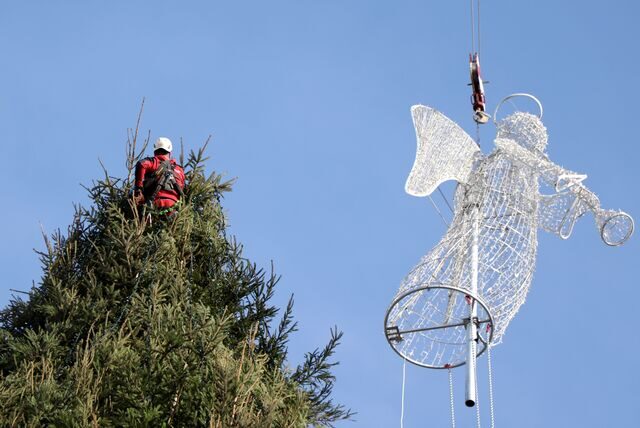 Der Engel kommt auf die Spitze der Tanne. Dieser Austausch soll in den nächsten Tagen folgen.