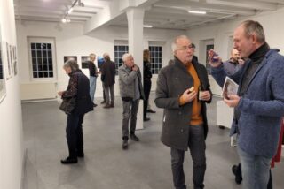 Schon zur Vernissage am Freitag herrschte reges Interesse an der neuen Schau im Kunstverein Unna.
