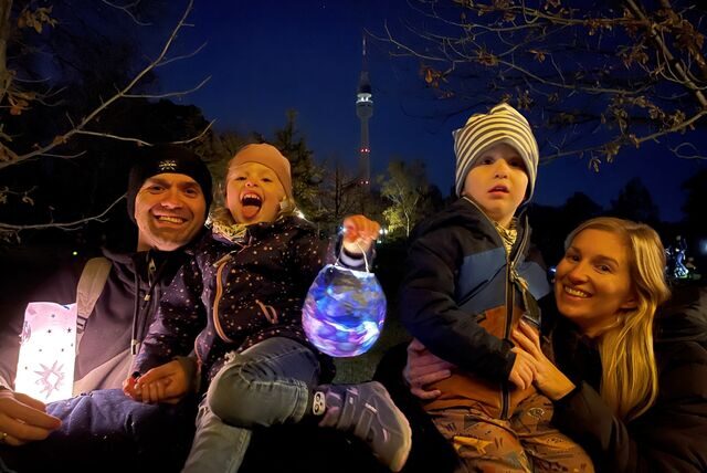 Etwa 2000 Menschen haben am Samstagnachmittag (12.11.) am Martinszug im Westfalenpark teilgenommen.