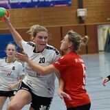 Lisa Albrecht (l.) wird hier kurz danach von Marta Wegemann (r.) gefoult, den Siebenmeter verwandelt Annika Kucharczyk zum 10:13-Anschlusstreffer.