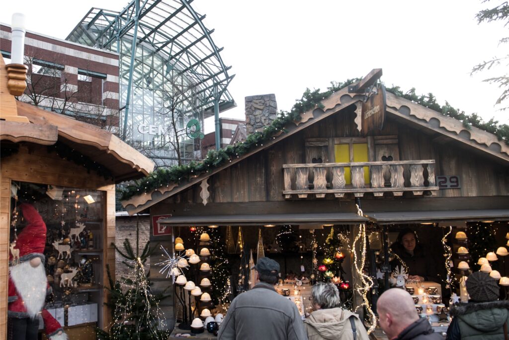 Menschen spazieren über den Weihnachtsmarkt vor dem Einkausfszentrum Centro in Oberhausen. Menschen spazieren über den Weihnachtsmarkt vor dem Einkausfszentrum Centro in Oberhausen.