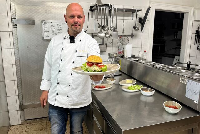 Bob Michaels hält einen Burger in der Hand.