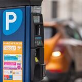 Im Vordergrund steht ein Parkscheinautomat, im Hintergrund sind parkende Autos zu sehen. In der Schwerter Innenstadt könnten bald auch solche Automaten stehen.