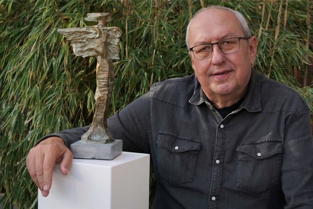 Andrzej Irzykowski mit der „Nike“, dem Preis fürs Lebenswerk, der zum ersten Mal beim Kinofest verliehen wird – an Schauspieler Mario Adorf.