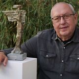 Andrzej Irzykowski mit der „Nike“, dem Preis fürs Lebenswerk, der zum ersten Mal beim Kinofest verliehen wird – an Schauspieler Mario Adorf.