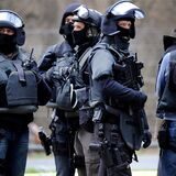In Fröndenberg durchsuchte am frühen Mittwochmorgen (1. Februar) ein Sondereinsatzkommando (Symbolfoto) ein oder mehrere Wohnungen.