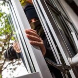 Eine maskierte Person hebelt ein Fenster auf. In Schwerte hat sich ein Unbekannter Zutritt zu einem Mehrfamilienhaus verschafft.
