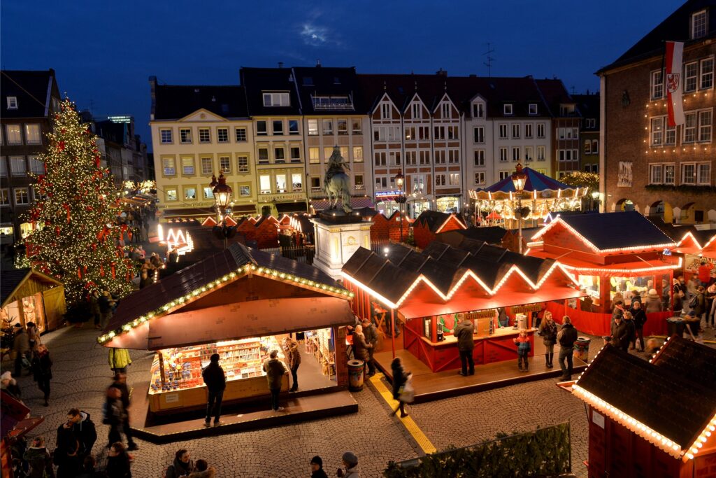 Besucher gehen über den Weihnachtsmarkt in Düsseldorf. Besucher gehen über den Weihnachtsmarkt in Düsseldorf.