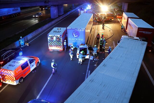 Ein weißes Auto ist auf der A1 unter einen Sattelzug gefahren.