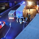 Ein weißes Auto ist auf der A1 unter einen Sattelzug gefahren.