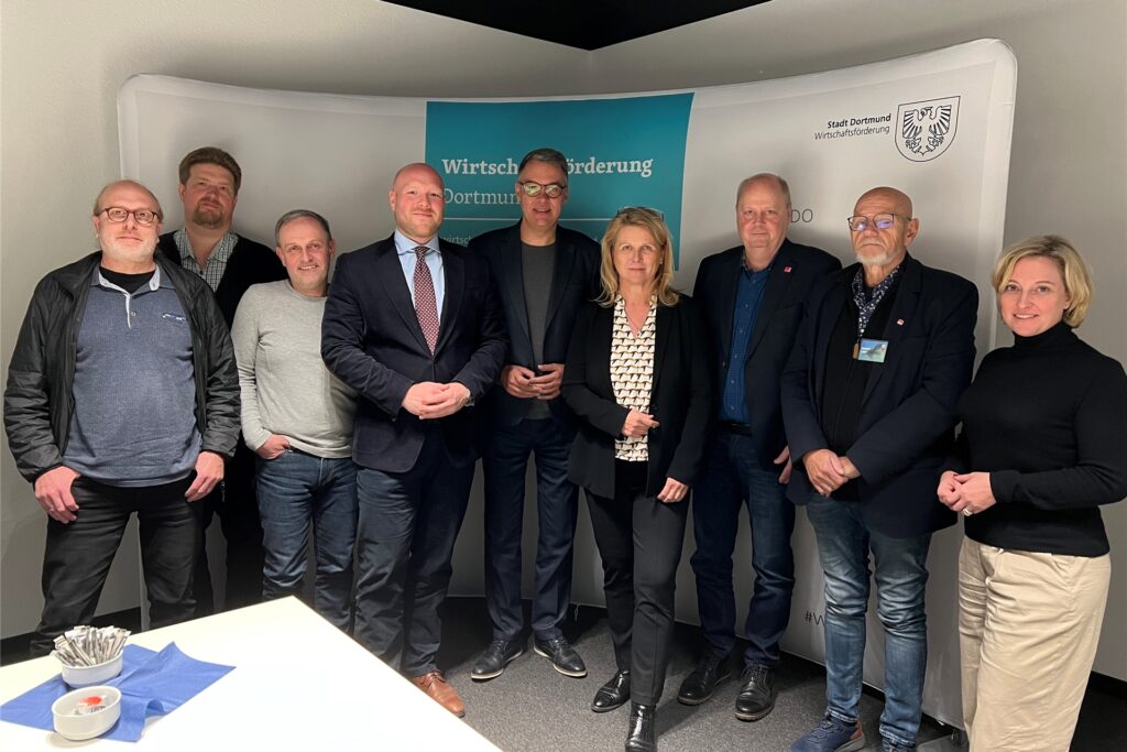 In Dortmund hat sich ein runder Tisch gebildet, für den Erhalt von Karstadt in Dortmund kämpfen will. Mit dabei sind unter anderem Oberbürgermeister Thomas Westphal (Mitte) und die SPD-Bundestagsabgeordneten Jens Peick und Sabine Poschmann (neben Westphal). In Dortmund hat sich ein runder Tisch gebildet, für den Erhalt von Karstadt in Dortmund kämpfen will. Mit dabei sind unter anderem Oberbürgermeister Thomas Westphal (Mitte) und die SPD-Bundestagsabgeordneten Jens Peick und Sabine Poschmann (neben Westphal).