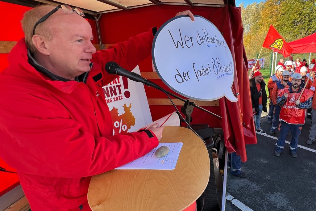 Michael Lux auf der Bühne der Kundgebung. Michael Lux auf der Bühne der Kundgebung.