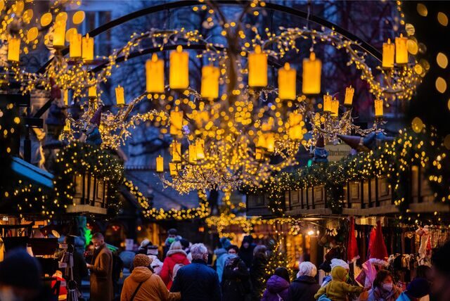Besucher gehen über den Weihnachtsmarkt am Alter Markt in Köln (NRW).