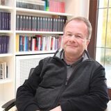 Michael Mombauer im Besprechungsraum des Pfarrhauses in Lünen. Er verlässt als leitender Pfarrer St. Marien und wechselt nach Greven.