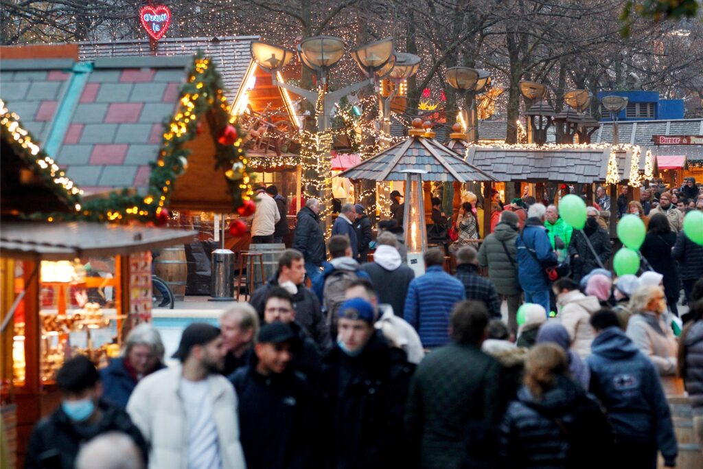Passanten gehen über den Weihnachtsmarkt in Duisburg. Passanten gehen über den Weihnachtsmarkt in Duisburg.