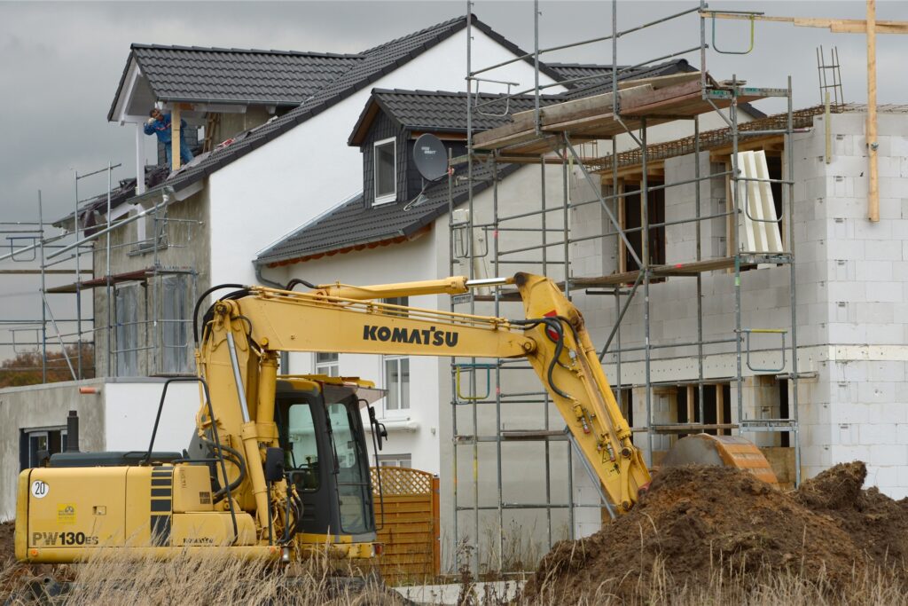 Ein Bagger in einem Neubaugebiet
