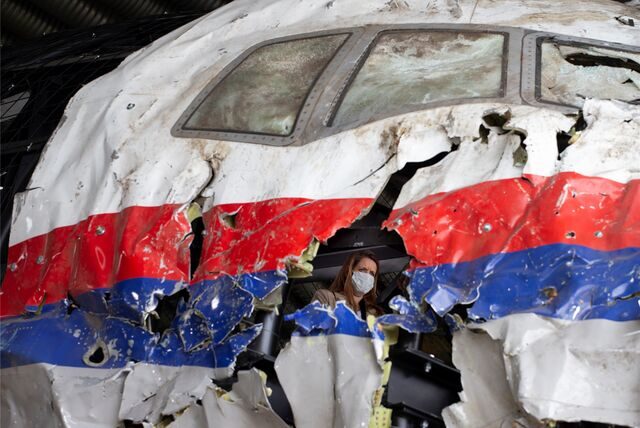 Richter und Anwälte im Prozess um den Absturz von Flug MH17 inspizieren das rekonstruierte Wrack der Passagiermaschine des MH17-Fluges auf dem Militärflugplatz Gilze-Rijen.