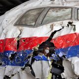 Richter und Anwälte im Prozess um den Absturz von Flug MH17 inspizieren das rekonstruierte Wrack der Passagiermaschine des MH17-Fluges auf dem Militärflugplatz Gilze-Rijen.