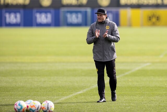 BVB-Trainer Edin Terzic klatscht in die Hände.