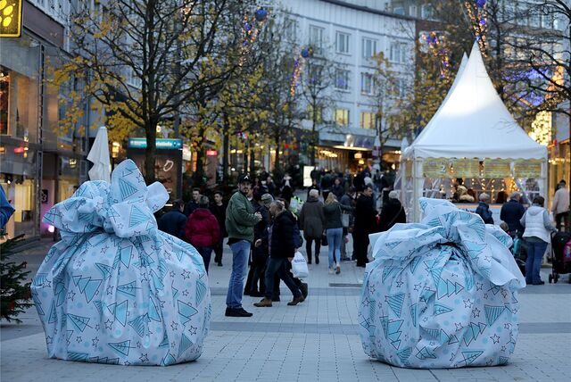Besucher gehen über den Weihnachtsmarkt in Bochum.