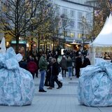 Besucher gehen über den Weihnachtsmarkt in Bochum.