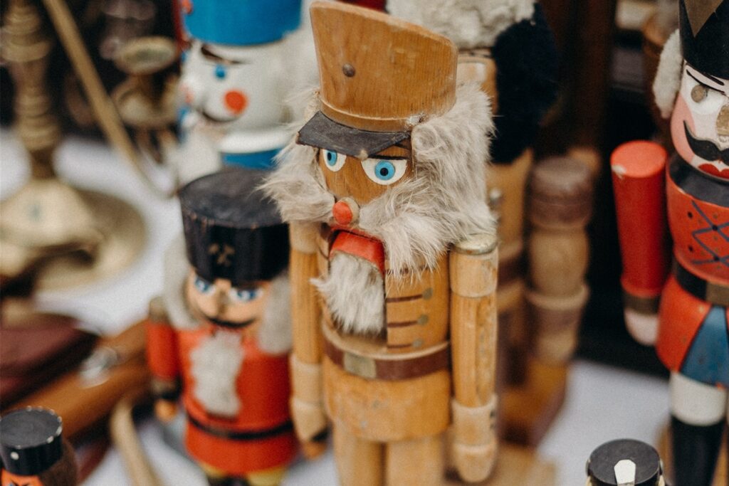 Verschiedene Nussknacker auf dem Weihnachtsmarkt auf Schloss Lüntenbeck in Wuppertal. Verschiedene Nussknacker auf dem Weihnachtsmarkt auf Schloss Lüntenbeck in Wuppertal.