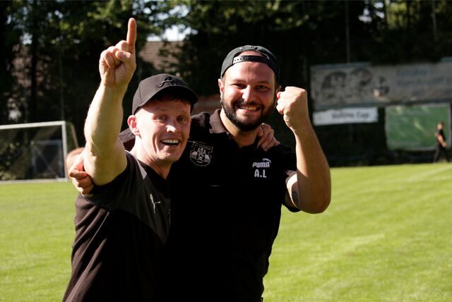 SV Afferdes Trainer Lorenz Wagener und Angelo Lo Giudice jubeln über den Viertelfinal-Einzug im Kreispokal Unna-Hamm.