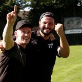 SV Afferdes Trainer Lorenz Wagener und Angelo Lo Giudice jubeln über den Viertelfinal-Einzug im Kreispokal Unna-Hamm.