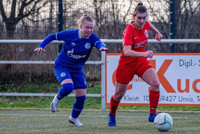 Lilien Heußner (r.) und RW Unna spielen am Sonntag gegen die SpVg Berghofen.