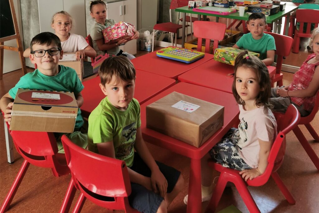 Mit Sprachkursen wird Jungen und Mädchen der Start in den deutschen Alltag erleichtert. Mit Sprachkursen wird Jungen und Mädchen der Start in den deutschen Alltag erleichtert.