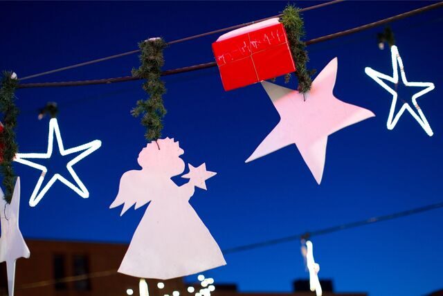Engel, Sterne und Geschenkpakete gehören zur Dekoration auf einem Weihnachtsmarkt in Münster.