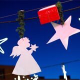 Engel, Sterne und Geschenkpakete gehören zur Dekoration auf einem Weihnachtsmarkt in Münster.